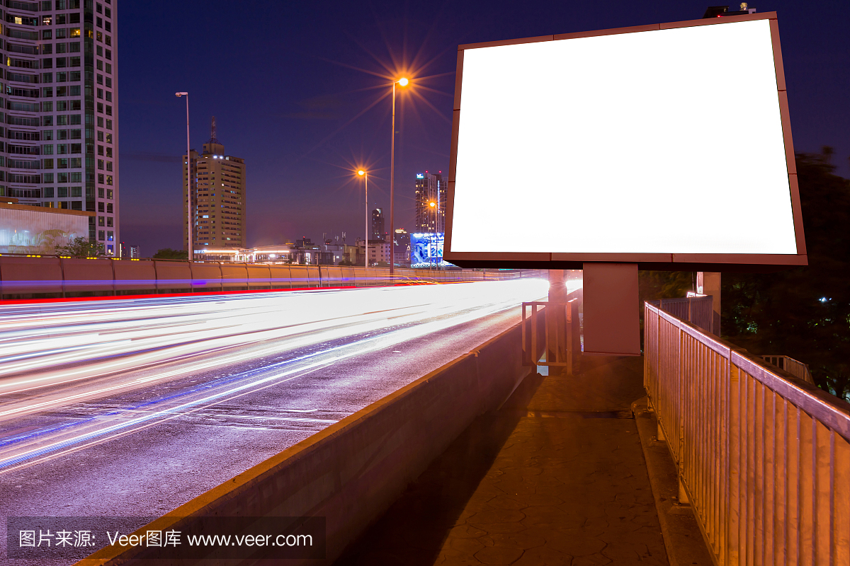 空白广告牌在灯光小径,街道和城市在夜晚-可以展示或蒙太奇产品或业务广告